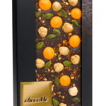 chocoMe Горький шоколад с Пьемонтским орехом, фисташками Бронте, апельсиновыми каплями и перцем чили