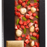 chocoMe Молочный шоколад Пьемонтский ореx, фисташки Бронте, лиофилизированная клубника chocoMe Молочный шоколад Пьемонтский ореx, фисташки Бронте, лиофилизированная клубника