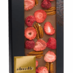 chocoMe Молочный шоколад с орехами пекан, ломтиками клубники и малины