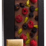 chocoMe Молочный шоколад фисташки, Бронте, Лиофилизированная ежевика, лиофилизированная малина chocoMe Молочный шоколад фисташки, Бронте, Лиофилизированная ежевика, лиофилизированная малина