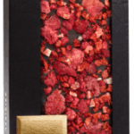 chocoMe Горький шоколад с клубникой, малиной и засахаренными лепестками роз (к пино нуар)