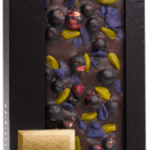 chocoMe Горький шоколад с фисташками Бронте, лепестками фиалки, ягодами черной смородины